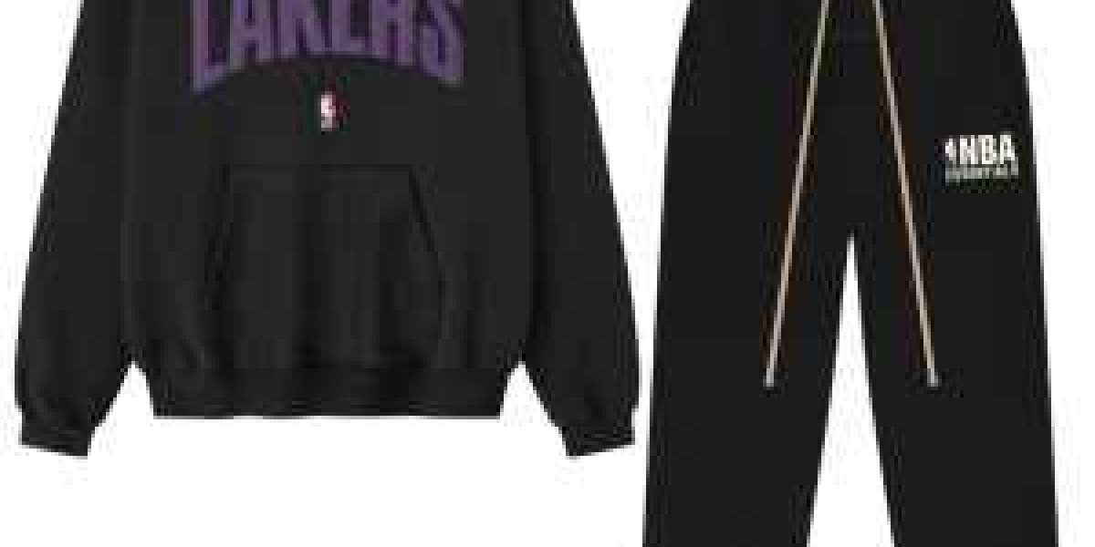 Essentials Tracksuit UK Style Guide: Fit, Layers & Outfit Tips